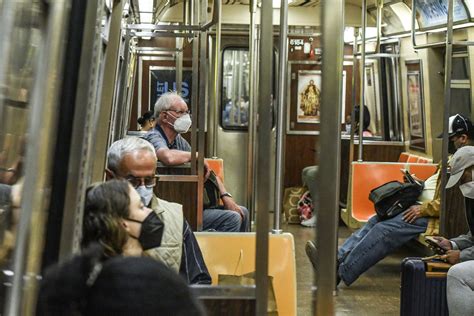 The beautiful Shan rides the subway for the first time